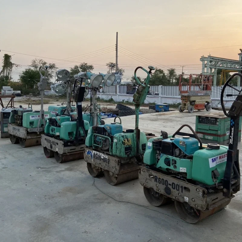 รถบดล้อเรียบ แบบสั่นสะเทือน จอดนอกอาคาร